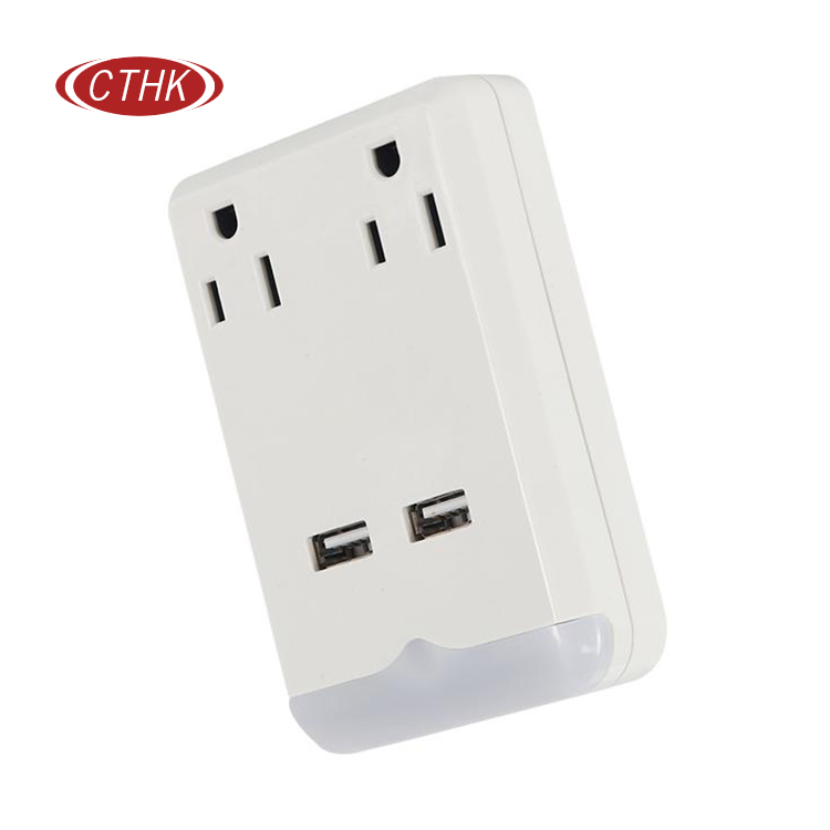 美国 2 个插座 2 个 USB 端口 带灯的电动通用旅行转换插头